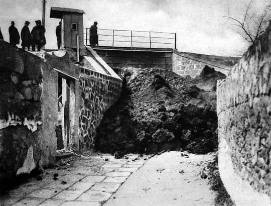 T At Torre Anunciata, the lava flowed under a bridge, passed along a sunken road,t